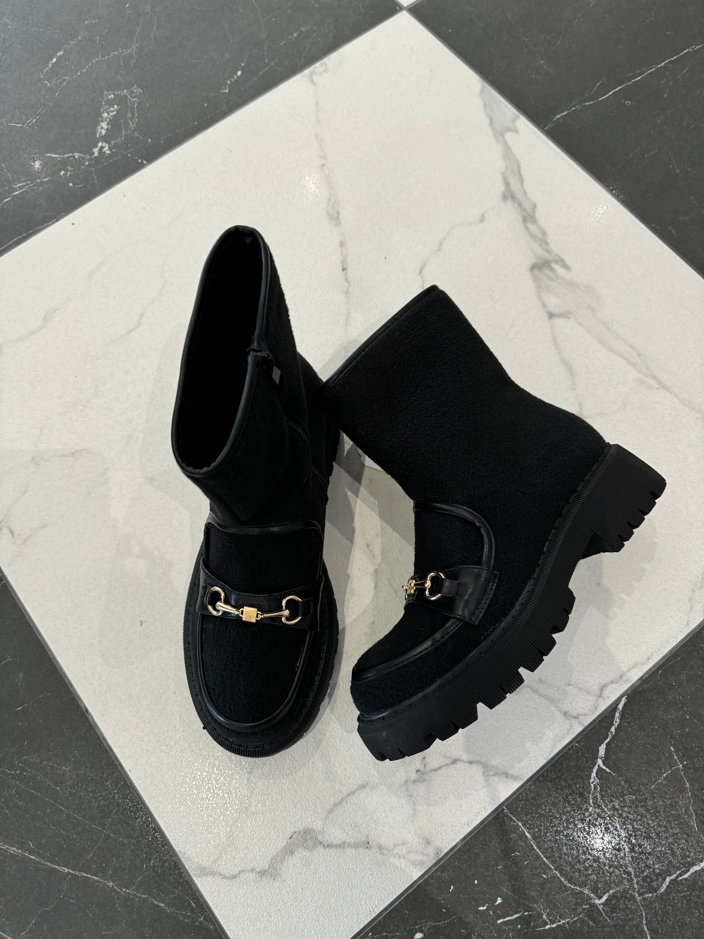 SHEARLING BOOTS IN BLACK